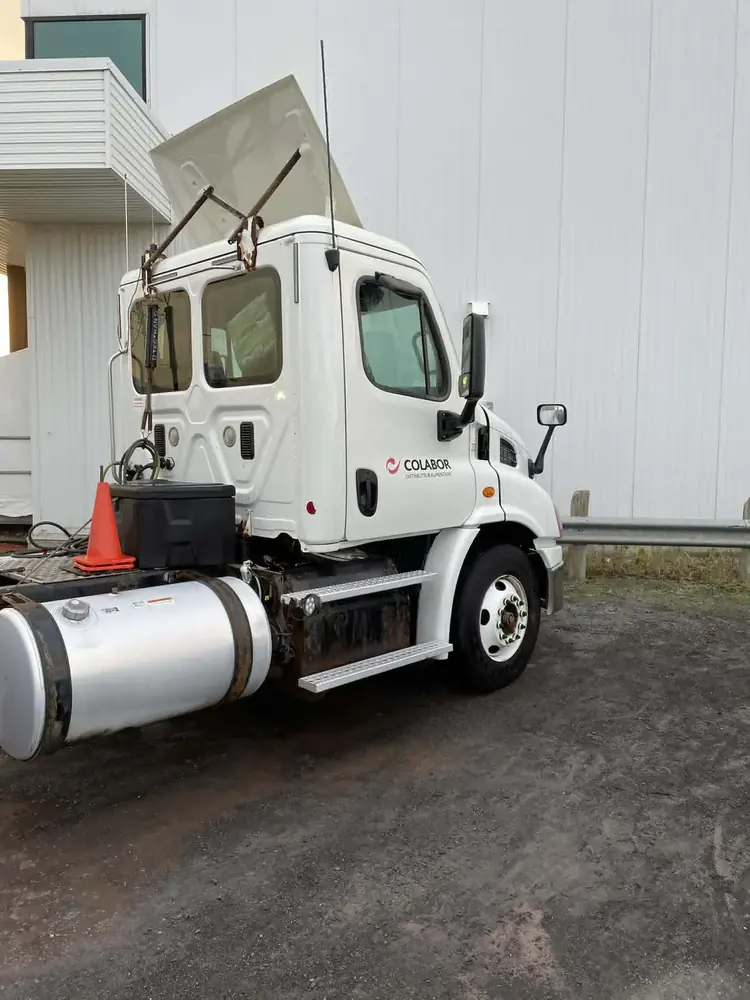 Camion de livraison lavé sur place par notre service mobile