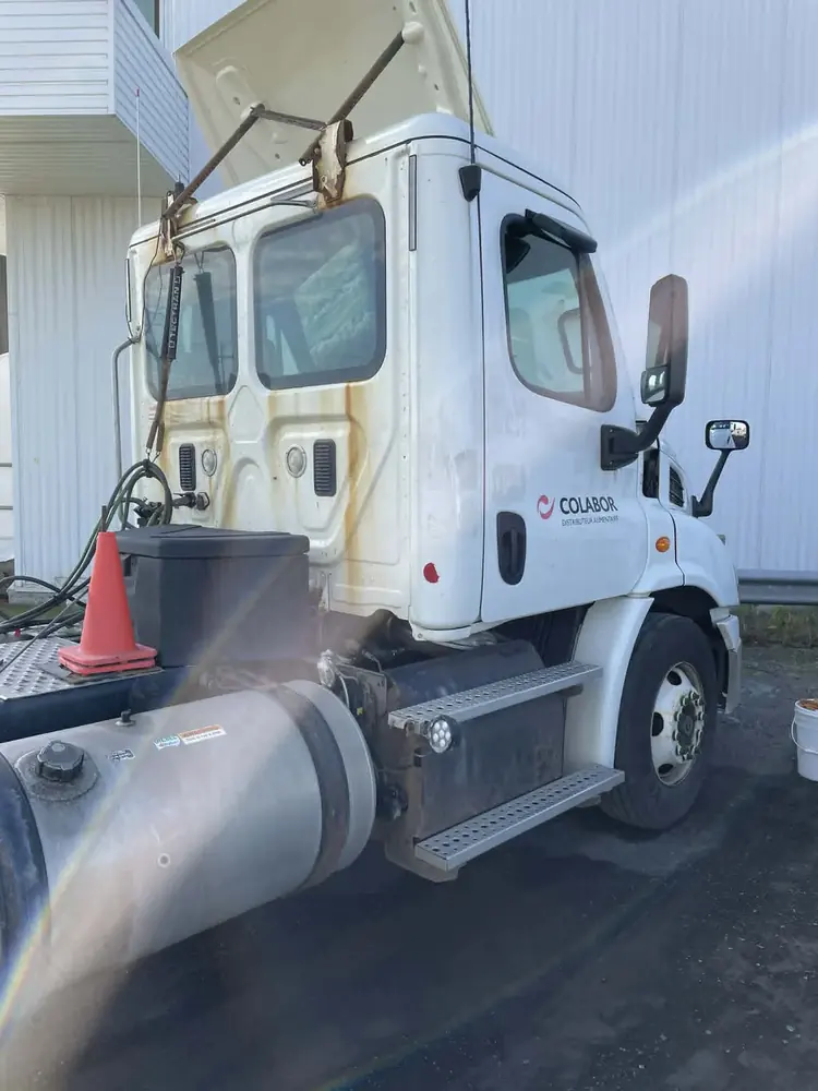 Tracteur routier lavé sur place par notre service mobile, région de Québec