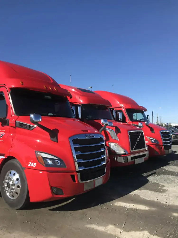 Flotte de camions lourds propres après notre lavage à haute pression