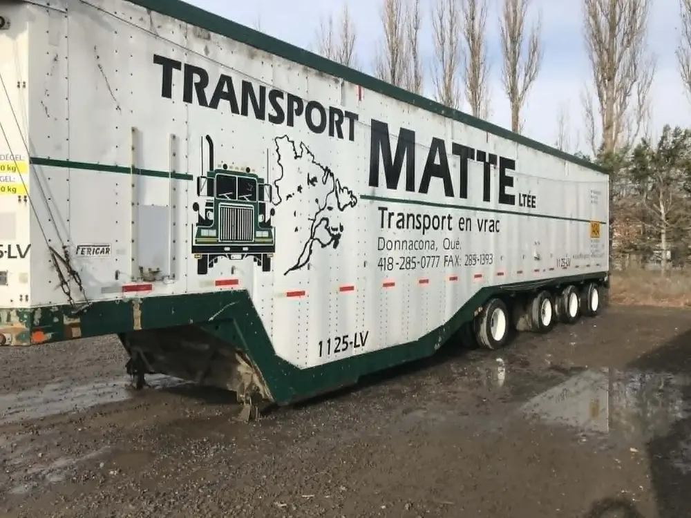 Semi-remorque de transport en vrac lavée à la haute pression